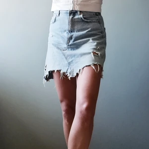 Jeans kjol från Zara - Snygg jeans kjol från Zara, endast använd ett fåtal ggr. Stl S.