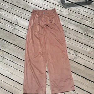 Brown pants - Manchester känsla. De är i bra skick, sitter bra på mig som är 174. Jag säljer på grund av att de var för små i midjan. Frakt ingår