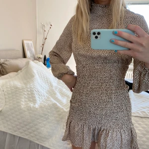 Klänning - I väldigt fint skick, var för kort för mig så passade tyvärr inte :( Storlek enligt mig S, passar även XS