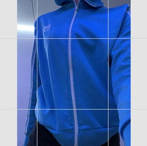 Adidas  - Blå Adidas tröja. Tröjan är i storlek s men passar nog xs bättre då den var för liten för mig i armarna ❤️🤝