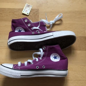 Lila converse storlek 40 - Skit snygga lila converse!! Endast testade, köpta här på Plick men tyvärr för stora. BUDA🕺🌂☂️🔮 (andra bilden är lånad) 