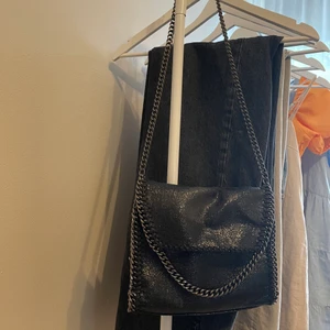 Väska - Säljer den här snygga stella mccartney liknande väskan. Väskan är använd ett fåtal gånger men i väldigt bra skick.💕