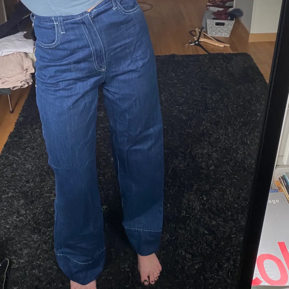 Så fina jeans med detaljsömmar från H&M i storlek 34. Kan bäras på två olika sätt, antingen höga med band i midjan (bild 2) eller att man viker in dom som på bild 1&3. I nyskick! Jag är 170 cm och de går ner till marken på mig💖 . Jeans & Byxor.