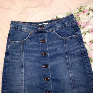 Säljer en fin och bekväm jeans kjol från Gina tricot. Fina detaljer med slitningarna och knapparna (knapparna går att knäppa upp). Precis som ny