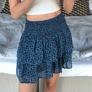 Volangkjol från Kappahl - En jättesöt kjol från Kappahl, ny med lappar kvar. Barnstorlek men passar XS. Spårbar frakt tillkommer på 51kr