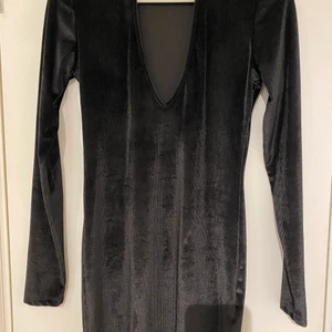 Klänning - Tight svart klänning med stor urringning. Från Chiquelle. Aldrig använd