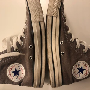 Converse skor - Ett par brun/gråa converse som är i bra skick! Gulan ör inte helt vit men inte så ful heller! Säljer för har massor converse, skicka vid intresse💗💗