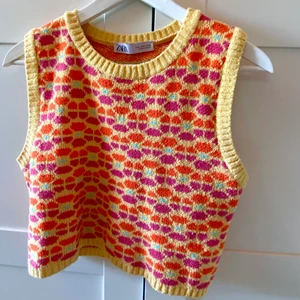 Zara topp  - Storlek S, använd enstaka gång. Säljer för 170kr, köpare står för frakt. Budgivning startat då flera är intresserade 