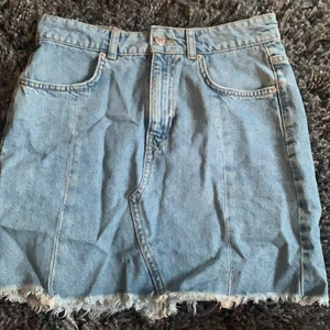 Gina tricot kjol - Jeans kjol från Gina som är hur fin som helst men är inte en jeans kjol tjej tyvärr