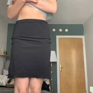 Söt kjol - Fin kjol som går att bära som jag har på bilden men den går även att vika upp och bära som en minikjol. Frakt tillkommer passar s:)