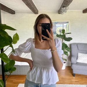 Vit sommartopp med puffärm - Köpt på Cubus på för 249 kr för någon månad sedan. Aldrig använd och prislappen finns fortfarande kvar!