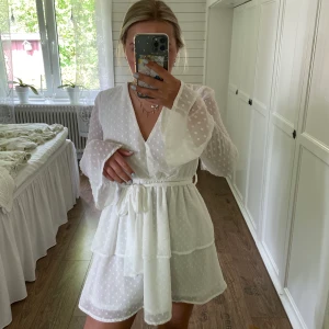 Klänning  - Klänning köpt för några år sedan på madlady i strl S💫 perfekt nu till sommaren och som student/avslutningsklänning 🤍 180kr+frakt