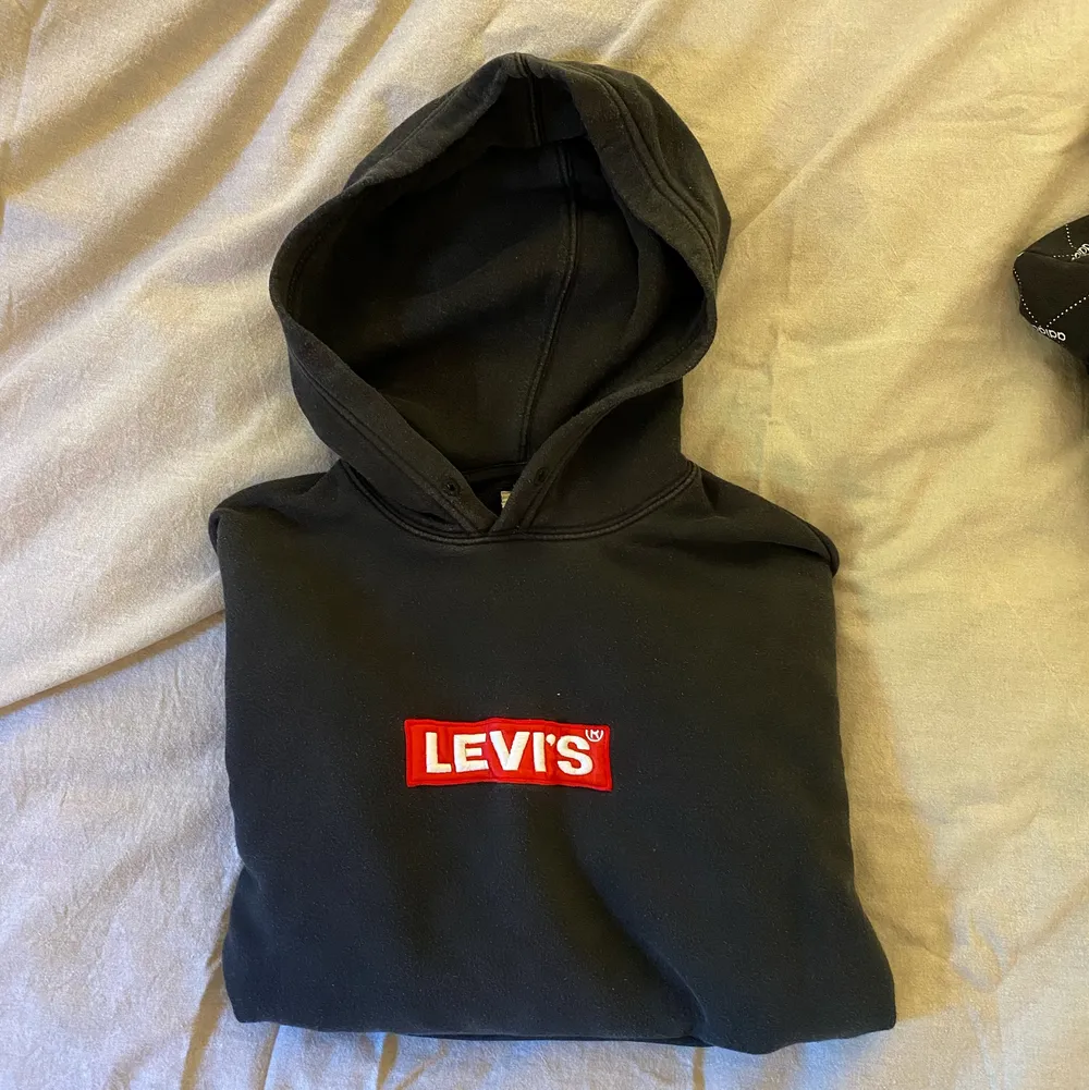 Säljer denna Levi’s hoodie som passar bra till det mesta. Hoodien är i storlek S och sitter fint oversized på mig som normalt sätt har storlek xs-s. Passar lika bra på tjejer som killar. Skriv privat för mer bilder och mer information☺️ ❕Pris + Frakt❕. Hoodies.