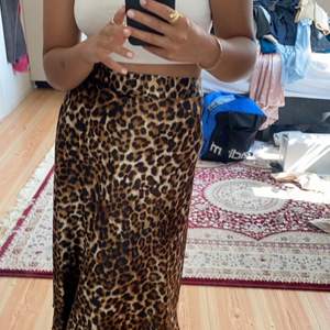 Jättefin leopardmönstrad kjol från märket Vero Moda, i storlek S