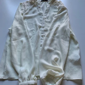 Creme färgad blus - Creme färgad blus med spets detaljer i storlek 38
