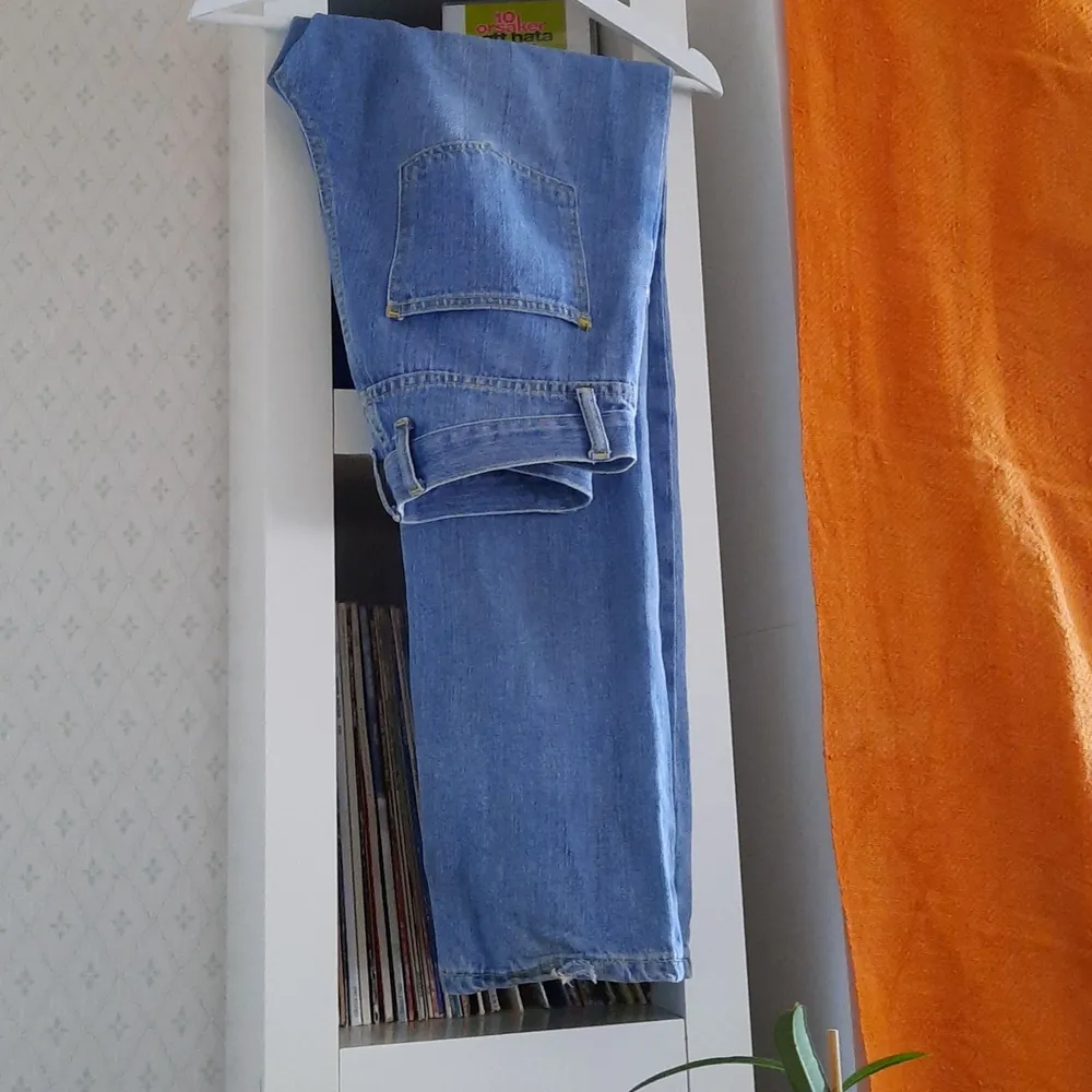 Jättefina ljusblå jeans, med typ liknande passform som levis 501. Jeansen är väldigt långa i benen och har lite slitningar i slutet av byxbenen (bild 1), annars jättebra skick! ❤. Jeans & Byxor.