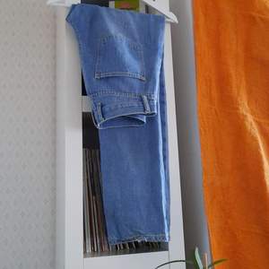 Jättefina ljusblå jeans, med typ liknande passform som levis 501. Jeansen är väldigt långa i benen och har lite slitningar i slutet av byxbenen (bild 1), annars jättebra skick! ❤