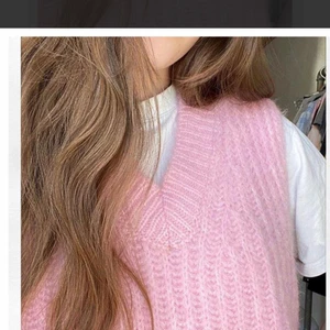 Design by Si knit west💕💕💕 - Jag säljer denna sjukt fina stickade västen från design by si, endast använd ett par få gånger!! Den ska tydligen vara XS men jag skulle själv säga att den sitter som en S-M. Köparen står för frakten, säljer den för 220kr + frakt. Nypris: 342kr