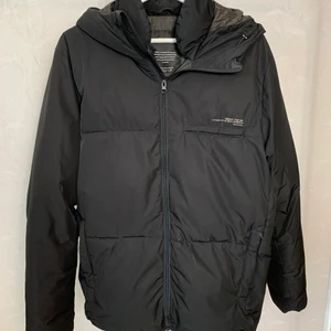 Puffy jacka S - Har köpt i juli och användare typ 5 månad. Jackan är bra skicka men lite trasig på bild två som påverkar inte attt använda den.