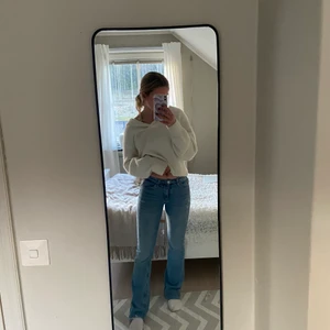 Lågmidjade jeans - Lågmidjade jeans med flare modell✨ Från strandivarus, storlek 32💕💕