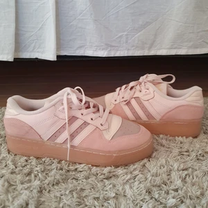 Rosa Adidas skor - Använda ute 1 gång, väldigt fint skick