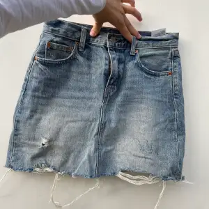 Knappt använd jeanskjol i strl 26 från Levis. Klockren tvätt som i princip alltid sålde slut när jag jobbade på Levis. 599 originalpris. Säljes pga är tyvärr för liten för mig. 