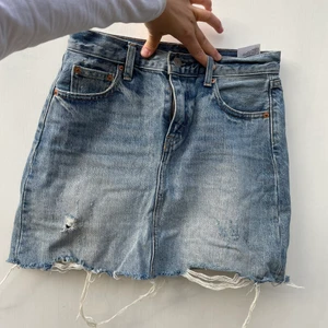 Jeanskjol Levis  - Knappt använd jeanskjol i strl 26 från Levis. Klockren tvätt som i princip alltid sålde slut när jag jobbade på Levis. 599 originalpris. Säljes pga är tyvärr för liten för mig. 