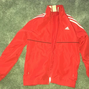 Adidas kofta  - Röd adidas kofta med dragkedja, passar s och xs, 150 vid snabb affär , fri frakt