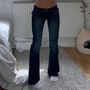Fina stretchiga  lågmidjade jeans köpta på secondhand med super fina fickor och detaljer. Säljer då dom inte kommer till användning. Inga slitningar så i super skick. 💞frakt är ej inkluderad i priset. Buda i kommentarerna💞 (Köp direkt för 200kr)💞