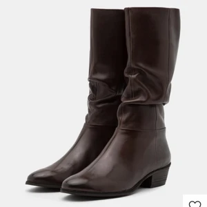 Märkes stövlar  - Steven new york stövlar. HELT OANVÄNDA. Nypris 1800-2000. De är normal i storleken, SÅ SKÖNA. Sista bild är endast för inspo hur de kan se ut på sommaren, perfekt till en fin klänning eller kjol. Postas dagen efter vid snabbt köp. Passar 38-39(har själv 38)