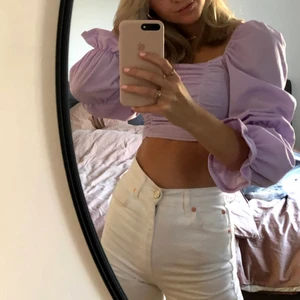 Lila topp - Säljer denna lila topp då den inte kommer till användning just nu. Tröjan i i strl S/XS💗💗