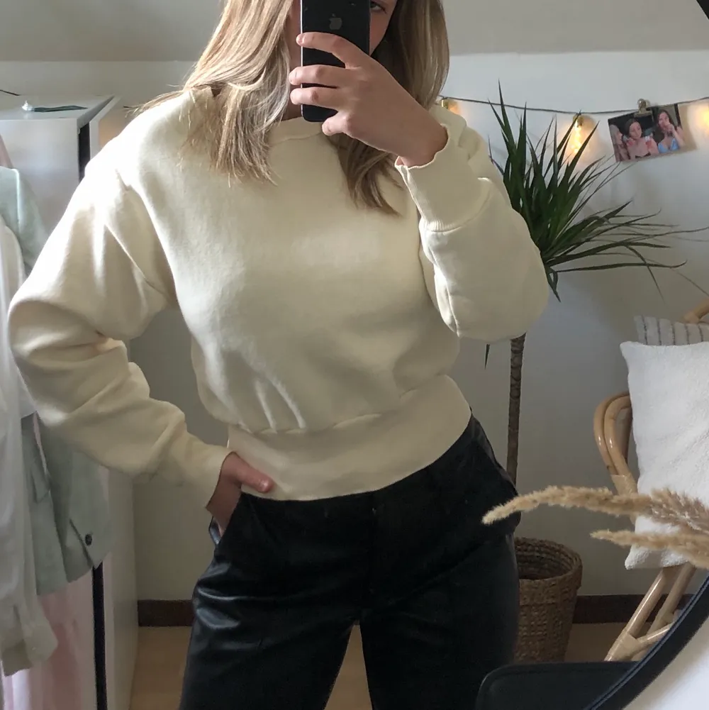 En beige sweatshirt från Gina Tricot med coola detaljer vid axlarna och ner till vid midjan. Säljs pga brist på användning 💖. Tröjor & Koftor.