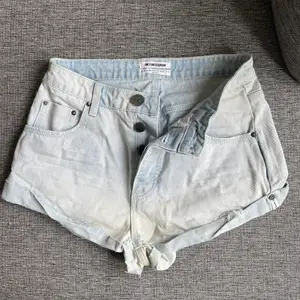 Ljusblå löst sittande shorts från oneteaspoon, lite små för mig så hoppas de kan komma till användning hos någon annan :) 💗