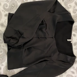 Blus - Blus i satinliknande material, super fin på men har inte kommit till mkt användning. Normal i storleken, kan mötas i linköping annars står köparen för frakten