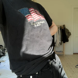 Tshirt med tryck - Jättefin tshirt med tryck som tyvärr ej kommer till användning :( sitter som en S skulle jag säga, men skulle passa en xs och en m också. Tyvärr lite blekningsskadad av en frisör när hon blekte mitt hår, men det är inget man tänker på då det är i nacken. Påminner mig om äldre brandy grejer. står 2000 på trycket vilket innebär att man officiellt får kalla det vintage. Bara att skriva om du har några frågor!