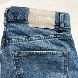 Blåa pull&bear Jeans, raka ben med revor längst ner i benen, nött stil, högmidjade, ingen stretch, aldrig använda fint skick, inga skador, små i storleken, Storlek 38 men känns som en 36, Insöm 85 cm