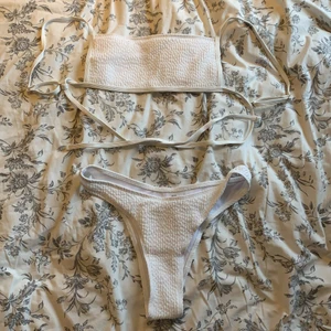 Mönstrad vit bikini - Precis beställt denna bikini, verkligen jättefin men för liten för mig. Vit med ett material med annorlunda struktur, jättesött. 70 kr + (66 kr frakt, spårbart).