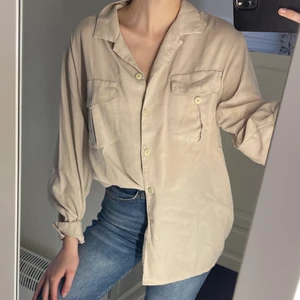 Beige skjorta - Beige skjorta med två fickor på framsidan. Mycket skönt material. Från inwear och i gott skick