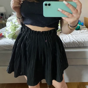 Svart Kjol  - Säljer min jättefina svarta kjol ifrån Zara i storlek XS, buda ifrån 100kr 💗 (rosa pricken är ifrån spegeln)