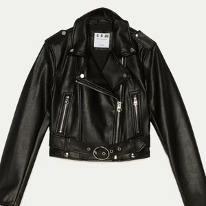 Croppad skinnjacka - Croppad skinnjacka i perfekt skick! Jackan markerar midjan och är superfin att ha över speciellt klänningar och kjolar💕 Skriv privat om du är intresserad så sickar jag fler bilder på jackan!