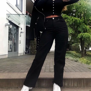 Vida jeans - highwaist - 🖤OBS EJ MINA BILDER MEN SKRIV I CHATTEN FÖR PRIVATA🖤Jättefina svarta vida jeans från Madlady! Fint skick då jag säljer pga kommer aldrig till användning.. nypris 549 kr. Jag är 171 cm och dom sitter perfekt på mig. Pris kan diskuteras