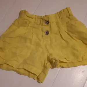 Ett par gula Zara shorts, bra skick och används bara 1-3. Sälj pgn av inte används mer.
