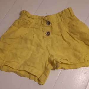 Ljus gula shorts - Ett par gula Zara shorts, bra skick och används bara 1-3. Sälj pgn av inte används mer.