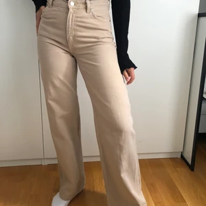 Beiga Yoko jeans - Sparsamt använda. Nästan nyskick!