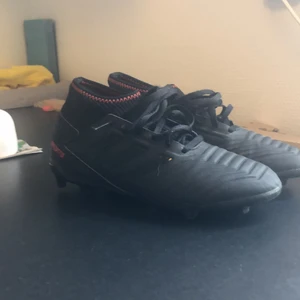 Adidas predator fotbollsskor  - Jättefina fotbollsskor med skön strumpa använd lite 