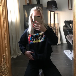 Hoddie med tryck strl xs - Skitsnygg hoodie från pull&bear med marvel tryck på bröstet. Jättebra skick, använda 1/2 gånger. Säljer då den ej kommer till användning. Köpt för 450kr, säljer för 230kr + frakt🥰✨