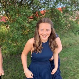 Balklänning  - Fin mörkblå balklänning från Nelly i storlek 34 men passar mig som är 36🤍 har super fin rygg med kors samt sitter fint över bröstet! endast använd då bilderna togs. pris kan diskuteras 