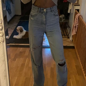 Håliga jeans från Zara 🤎  - Ljusa håliga jeans från zara , storlek 34. Passar mej perfekt , helt nya knappt använda. Jag är lite längre än 170 och dom går ner i marken på mej och dom går till naveln ish 🤍 nypris 400 säljer för 270 + frakt 🤎 lägg bud 