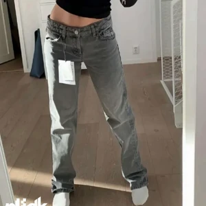 Lågmidjade jeans - Zaras populära lågmidjade jeans, använda ca 2 gånger. Frakt tillkommer på 60kr buda i kommentarerna❤️ budgivning avslutas torsdag klockan 14:00 (köp direkt för 600kr) (lånad bild)