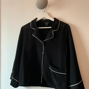 Mjuk skjorta - En supersnygg skjorta som jag lätt skulle kunna ha som pyjamas oxå med tanke på hur den ser ut😂 men den är tänkt som en tröja och även fast den ser ut som en skjorta känns den mer som en mjuk blus